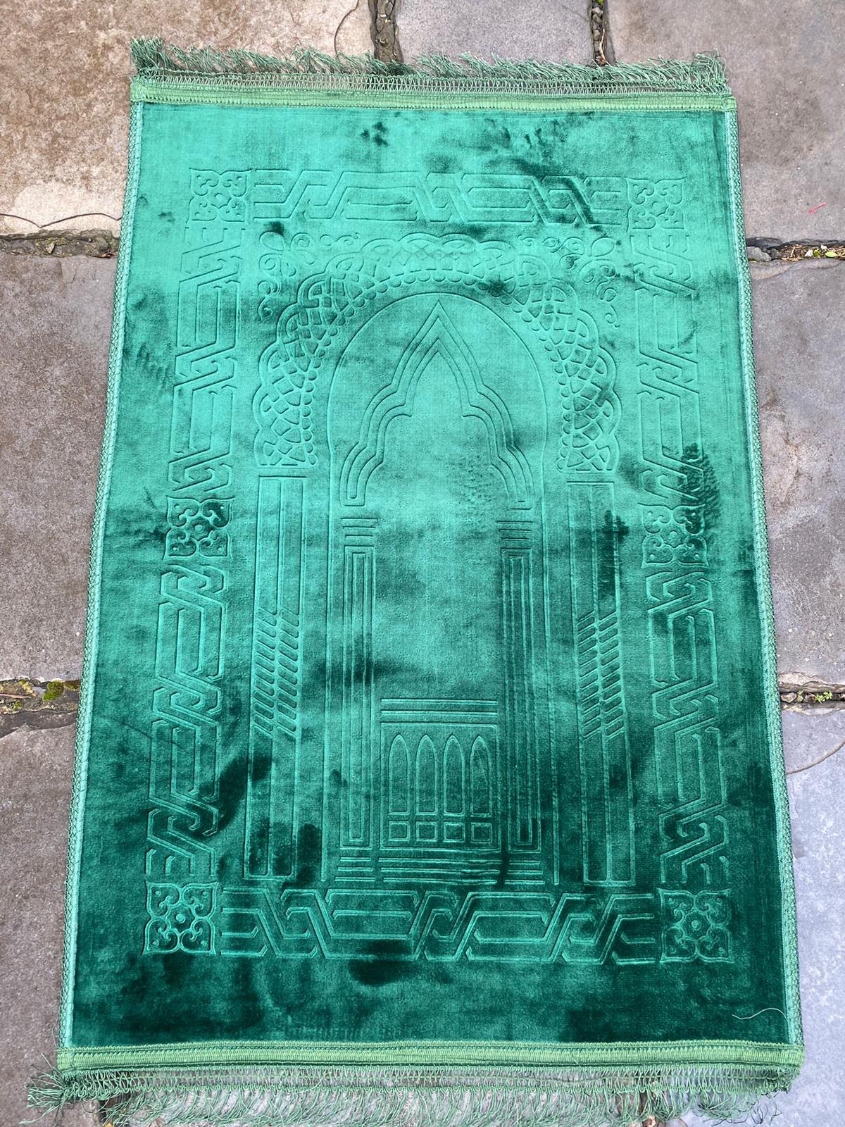 Emerald Green Distraction-free Prayer Rug